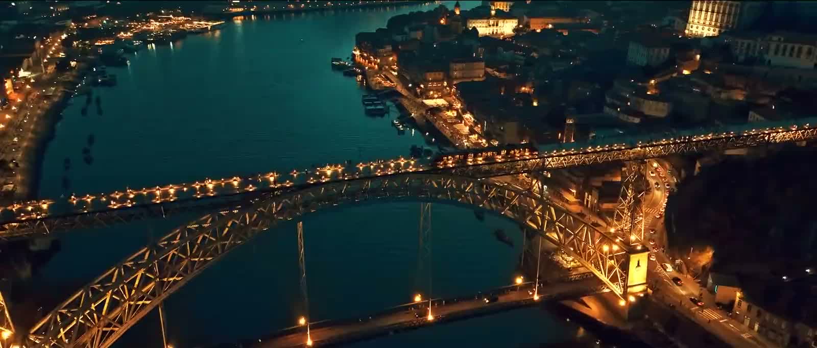 Vista aérea do Porto e da Ponte Luís I ao anoitecer