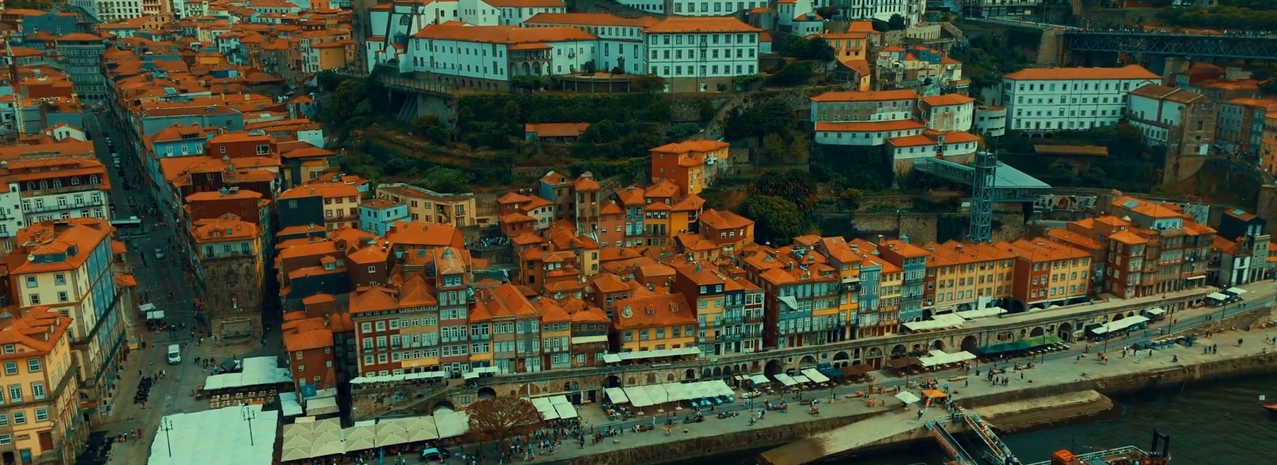 Telhados do Porto vistos de cima, sobre a cidade onde o Openline Group constrói